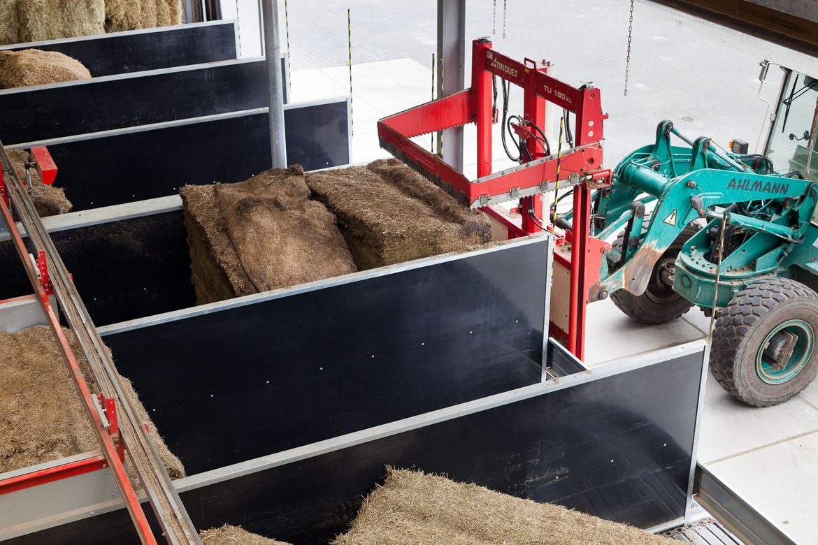 Un-alimenteur-automatique-peut-avoir-des-étages-d'alimentation-pour-les-blocs-et-les-balles-d'ensilage